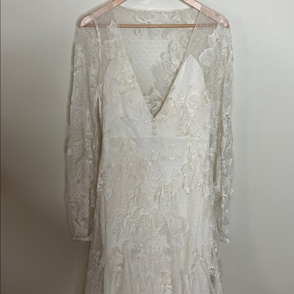 Alexandra Grecco Felix
White Lace Wedding Dress - Picture 5 of 9